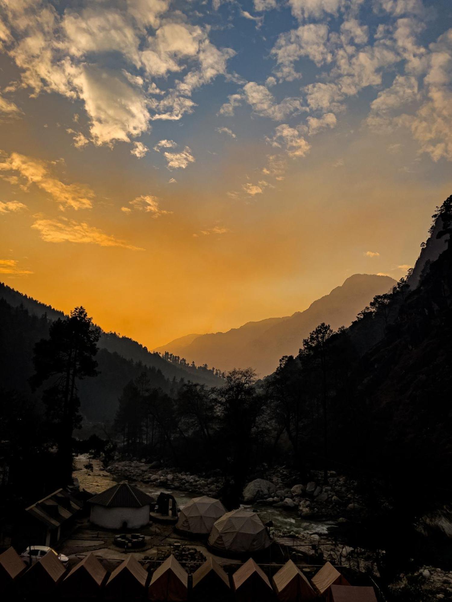 Hotel Mid Orchard Kasol L River Side -Pure Veg Hotel المظهر الخارجي الصورة